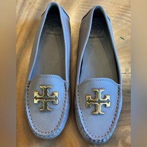 Tory Burch Taupe/Beige Leather Loafers with Gold Emblem
Size 5